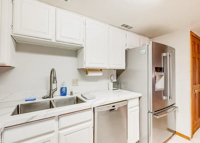 Cozy Retreat W/ Balcony & Mtn View! Flagstaff