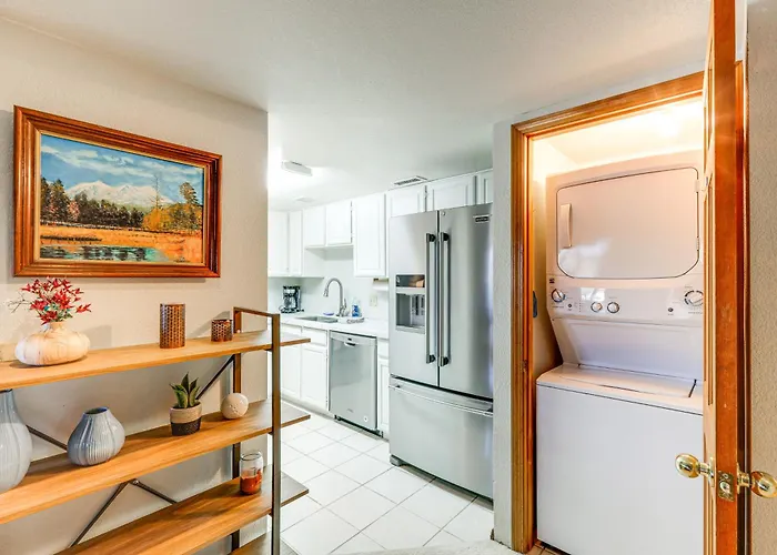 Cozy Retreat W/ Balcony & Mtn View!